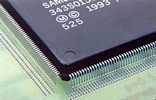 Example of very high dispense precision: on a 0,5 mm fine-pitch pad (track width 0,25 mm), up to three dots can be placed